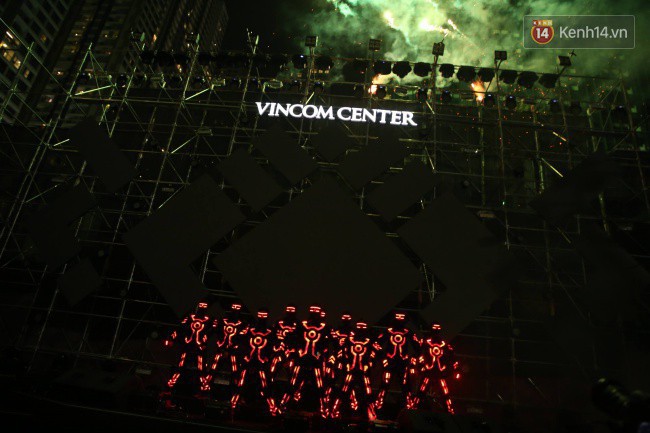Màn pháo hoa cùng bữa tiệc ánh sáng đèn LED hoành tráng ghi dấu sự kiện ra mắt Vincom Center Landmark 81 6