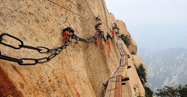 Đang đi trên vách núi nguy hiểm bậc nhất thế giới, người đàn ông đột nhiên tháo dây an toàn rồi nhảy xuống vực - Ảnh 1.