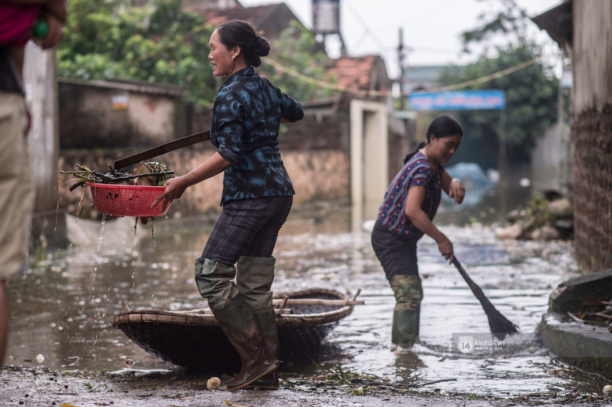 Chùm ảnh: 1 tuần sau lũ lớn, người dân Hà Nội vẫn phải chèo thuyền đi lại giữa biển rác thải nổi lềnh bềnh - Ảnh 18.