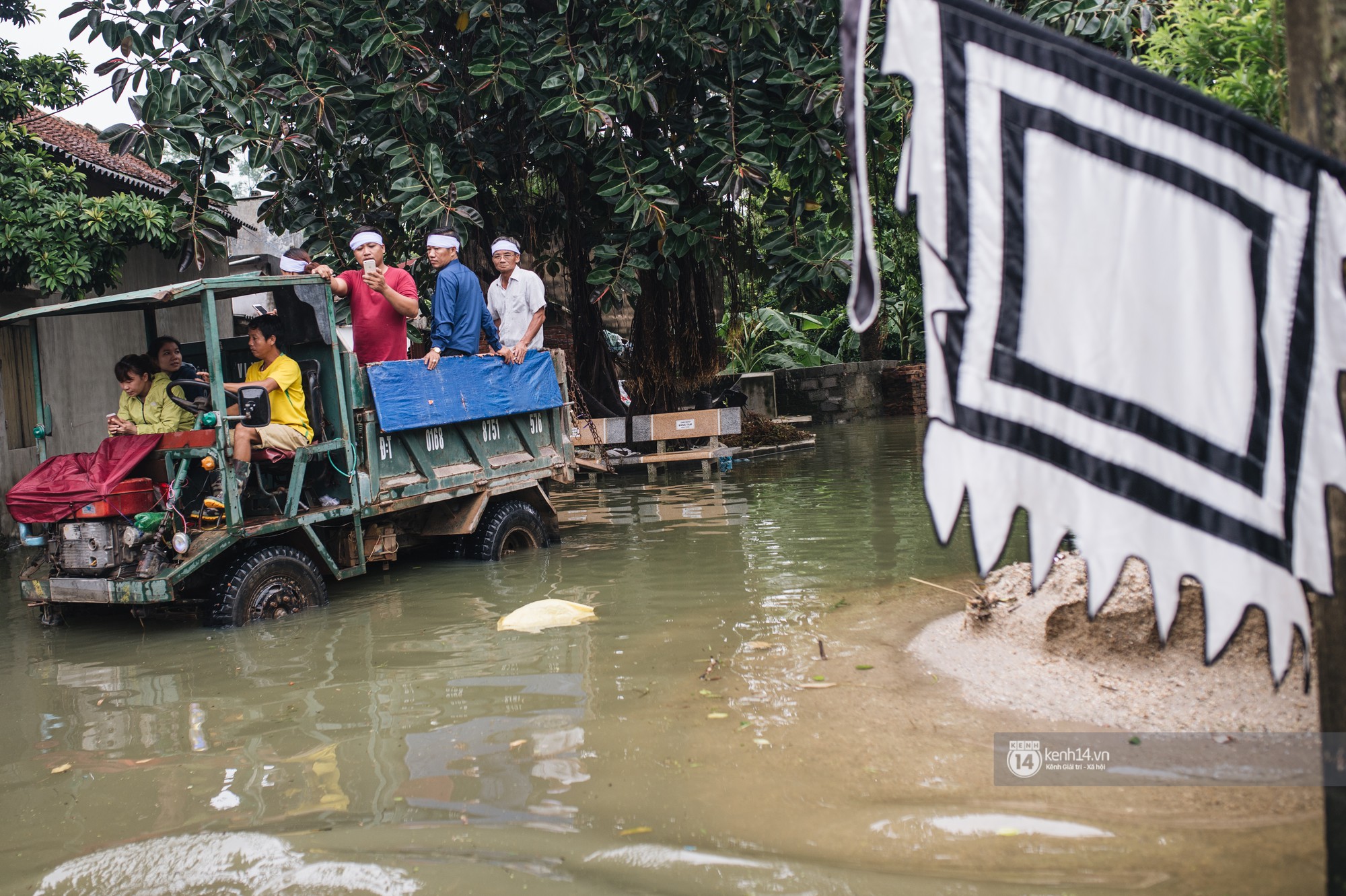 Chùm ảnh: 1 tuần sau lũ lớn, người dân Hà Nội vẫn phải chèo thuyền đi lại giữa biển rác thải nổi lềnh bềnh - Ảnh 19.