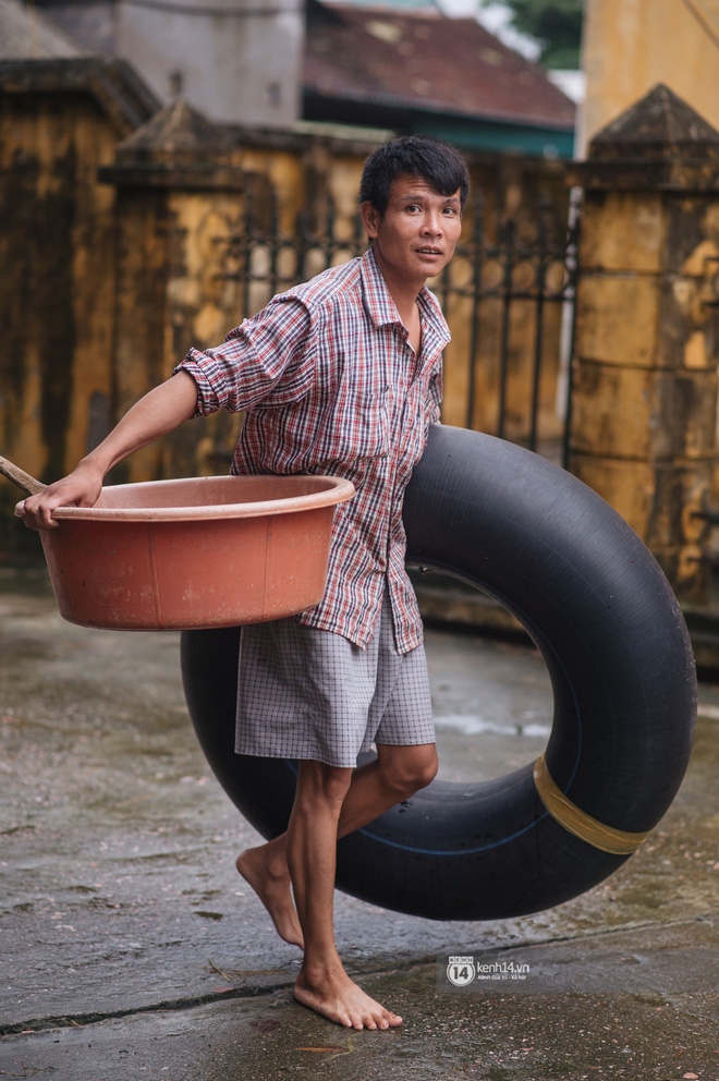 Chùm ảnh: 1 tuần sau lũ lớn, người dân Hà Nội vẫn phải chèo thuyền đi lại giữa 'biển' rác thải nổi lềnh bềnh 19