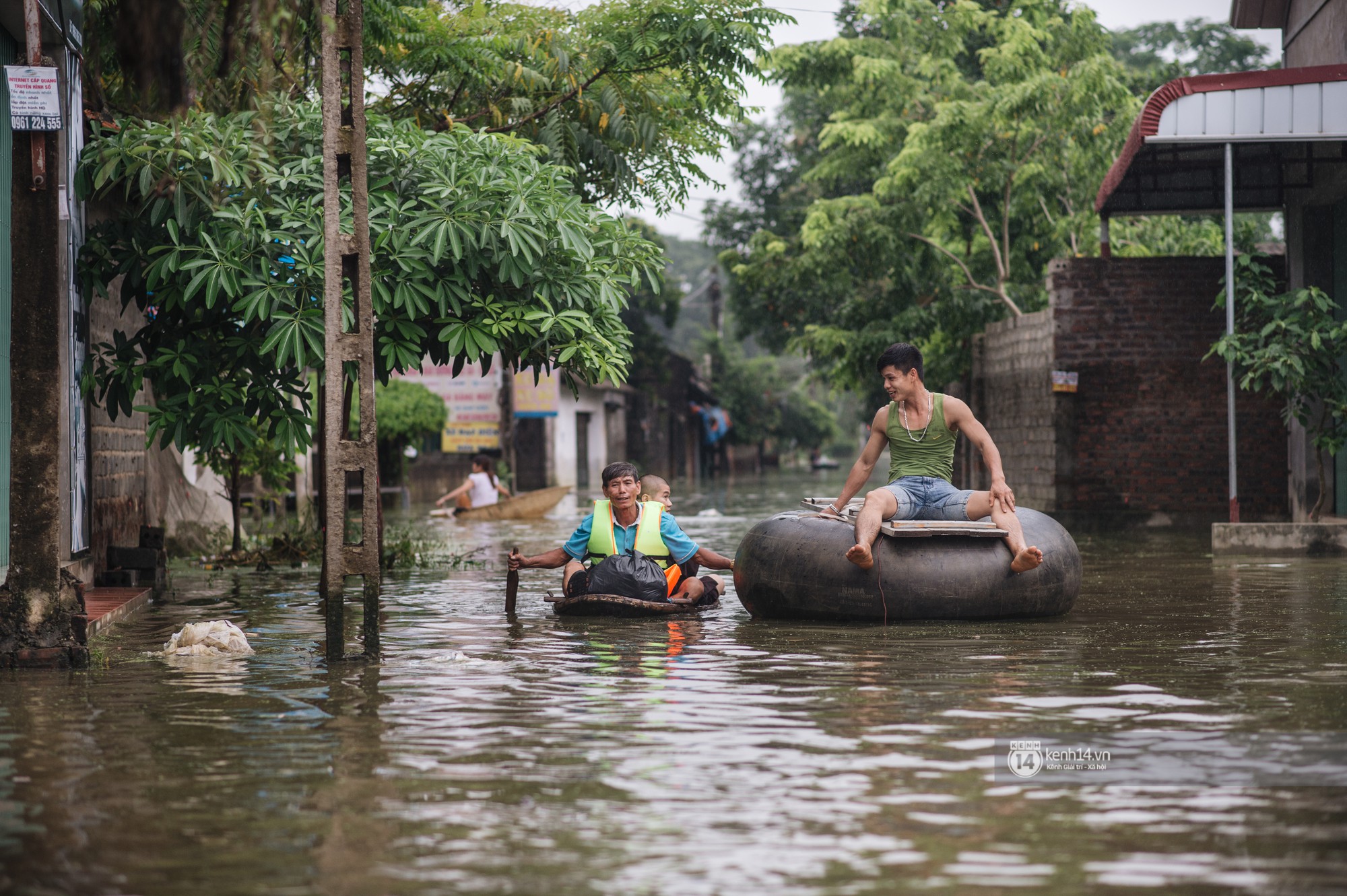 Chùm ảnh: 1 tuần sau lũ lớn, người dân Hà Nội vẫn phải chèo thuyền đi lại giữa 'biển' rác thải nổi lềnh bềnh 4