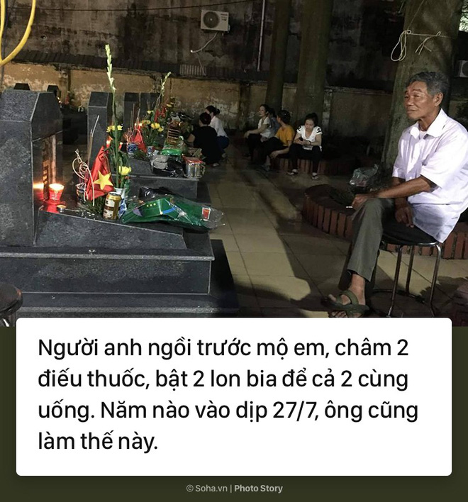 Người đàn ông lặng lẽ mở bao thuốc, uống bia trước mộ em trai gây xung động mạnh - Ảnh 1.