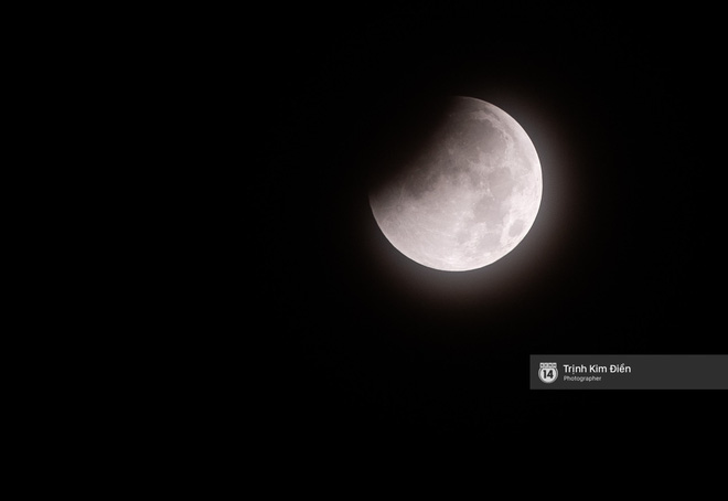 Xem ngay đừng chờ đợi: Toàn cảnh Mặt trăng máu dài nhất thế kỷ 21 vừa diễn ra rạng sáng nay - Ảnh 1.