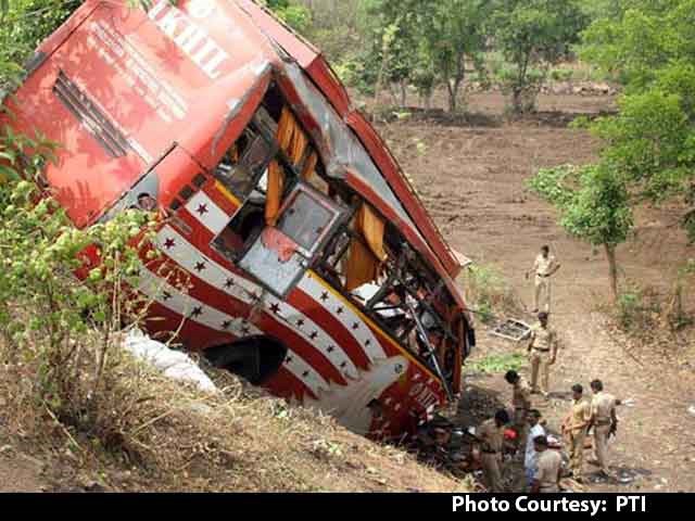 Xe buýt chở nhân viên trường đại học lao xuống vực, 33 người chết - Ảnh 1.