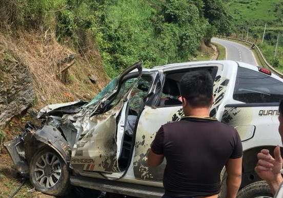 Xe bán tải mất lái đâm vách núi, 2 người nguy kịch - Ảnh 1. Xe bán tải mất lái đâm vách núi, 2 người nguy kịch 1