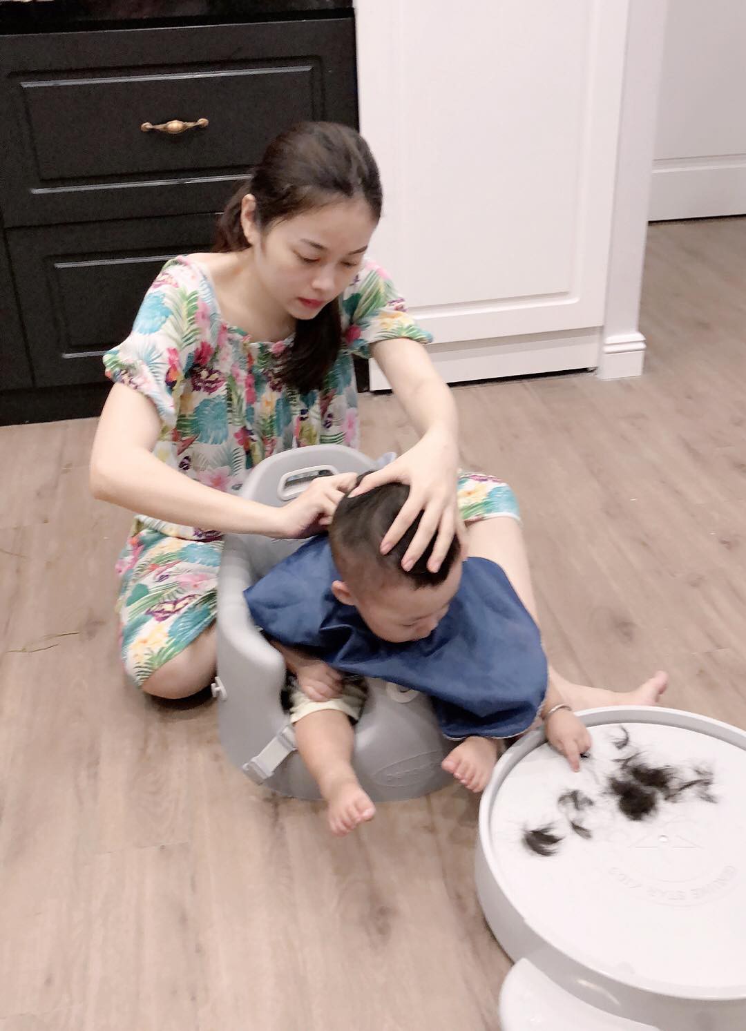 Không chỉ được chăm sóc, con trai Bella còn được hot mom Hằng Túi tự tay cắt tóc, tân trang ngoại hình - Ảnh 2.