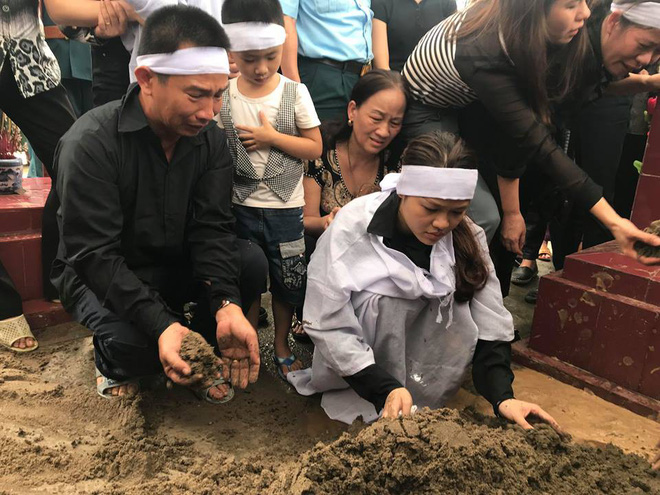 Người vợ gục lên di cốt liệt sĩ phi công Su-22 trước khi tiễn anh về nơi an nghỉ cuối cùng - Ảnh 15. Người vợ gục lên di cốt liệt sĩ phi công Su-22 trước khi tiễn anh về nơi an nghỉ cuối cùng 15