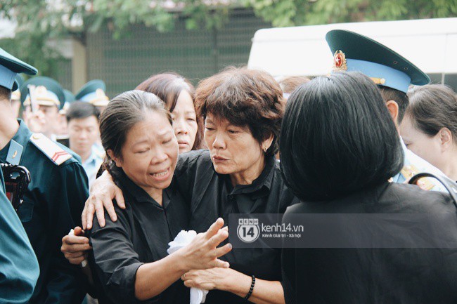 Lễ tang chiến sĩ Khuất Mạnh Trí: Người mẹ rơi nước mắt, đau đớn đón linh cữu con trở về 7
