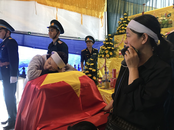 Người vợ gục lên di cốt liệt sĩ phi công Su-22 trước khi tiễn anh về nơi an nghỉ cuối cùng - Ảnh 4. Người vợ gục lên di cốt liệt sĩ phi công Su-22 trước khi tiễn anh về nơi an nghỉ cuối cùng 4