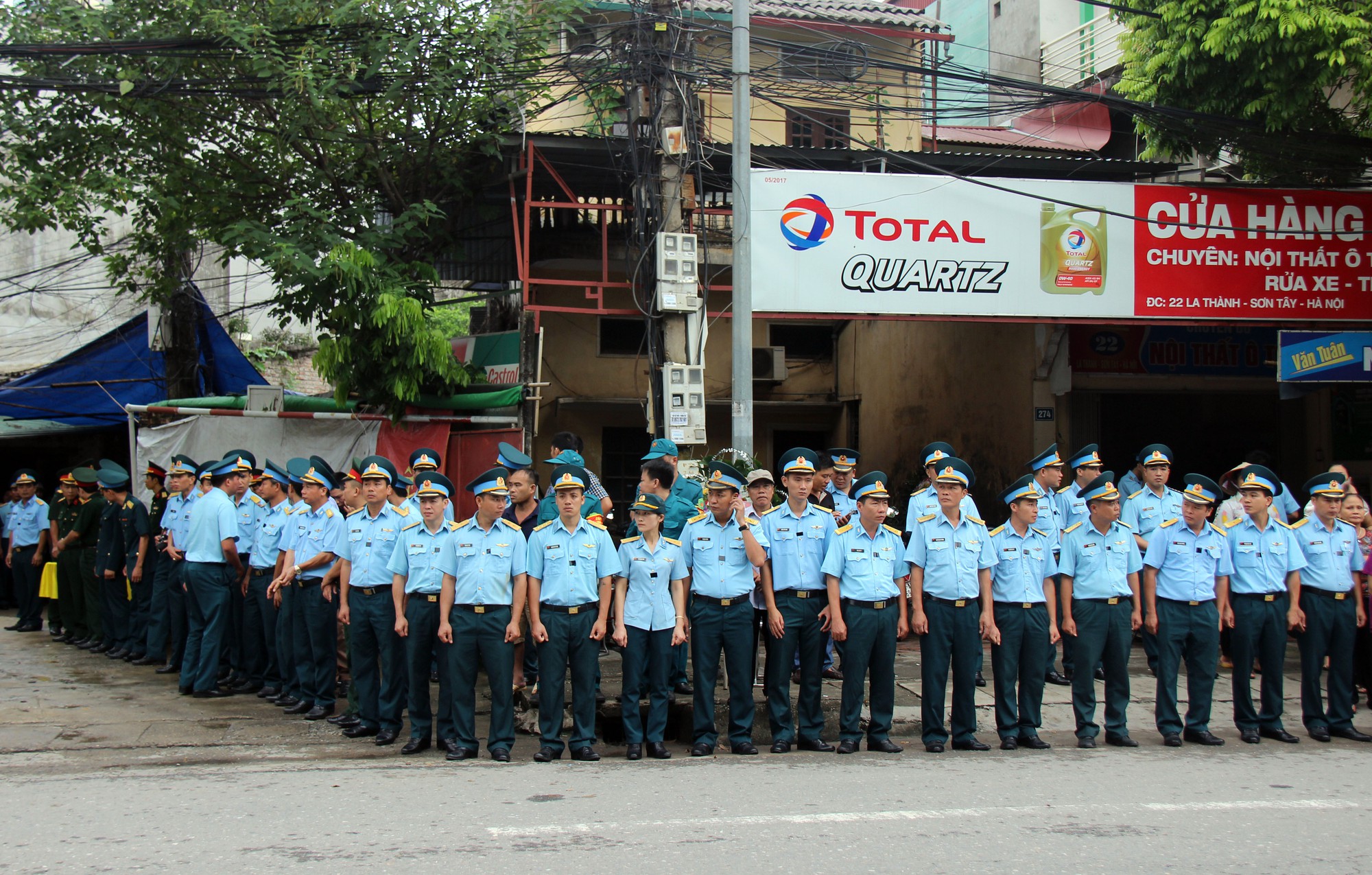 Hàng nghìn người thân, đồng đội đón linh cữu phi công Su-22 tại nhà riêng - Ảnh 2.