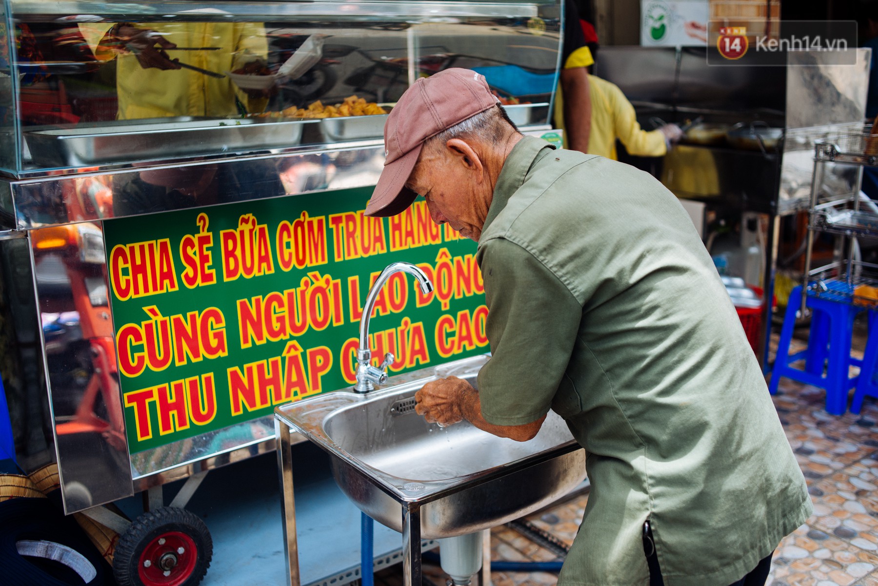 Giàu như anh bán chuối chiên Sài Gòn: Mở quán cơm 5k cho người thu nhập chưa cao, 5 năm đắt hàng - Ảnh 1.