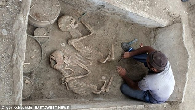 Cặp hài cốt bí ẩn 5.000 năm tuổi được ví như Romeo, Juliet ở Kazakhstan - Ảnh 1.