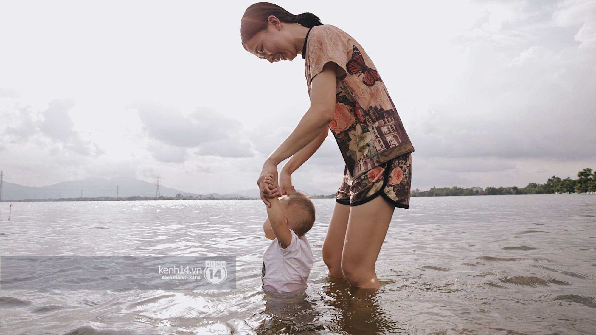 Nước vừa rút lại lên, người già trẻ nhỏ tiếp tục ùa ra đường tỉnh lộ vô tư bơi lội khi phương tiện bị cấm lưu thông - Ảnh 13. Nước vừa rút lại lên, người già trẻ nhỏ tiếp tục ùa ra đường tỉnh lộ vô tư bơi lội khi phương tiện bị cấm lưu thông 15