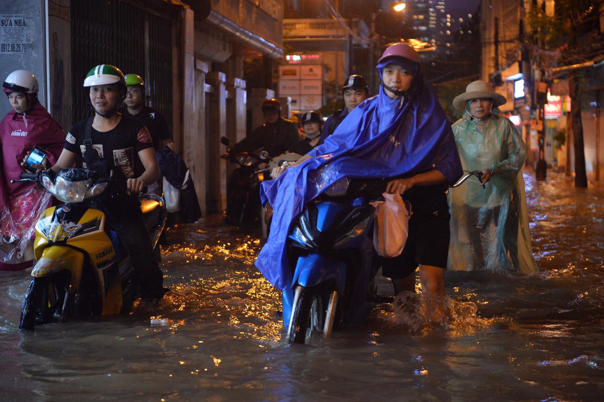 Dân công sở Hà Nội than trời trong ngày mưa ngập và tắc kinh hoàng: Có vài km mà mất tới 2, thậm chí 3 tiếng đồng hồ mới về đến nhà - Ảnh 1.