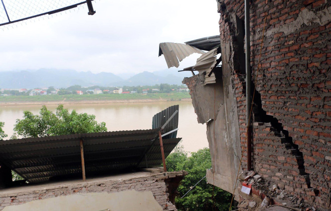 Cận cảnh hiện trường nhiều ngôi nhà kiên cố nghiêng, đổ xuống sông ở Hòa Bình - Ảnh 2.