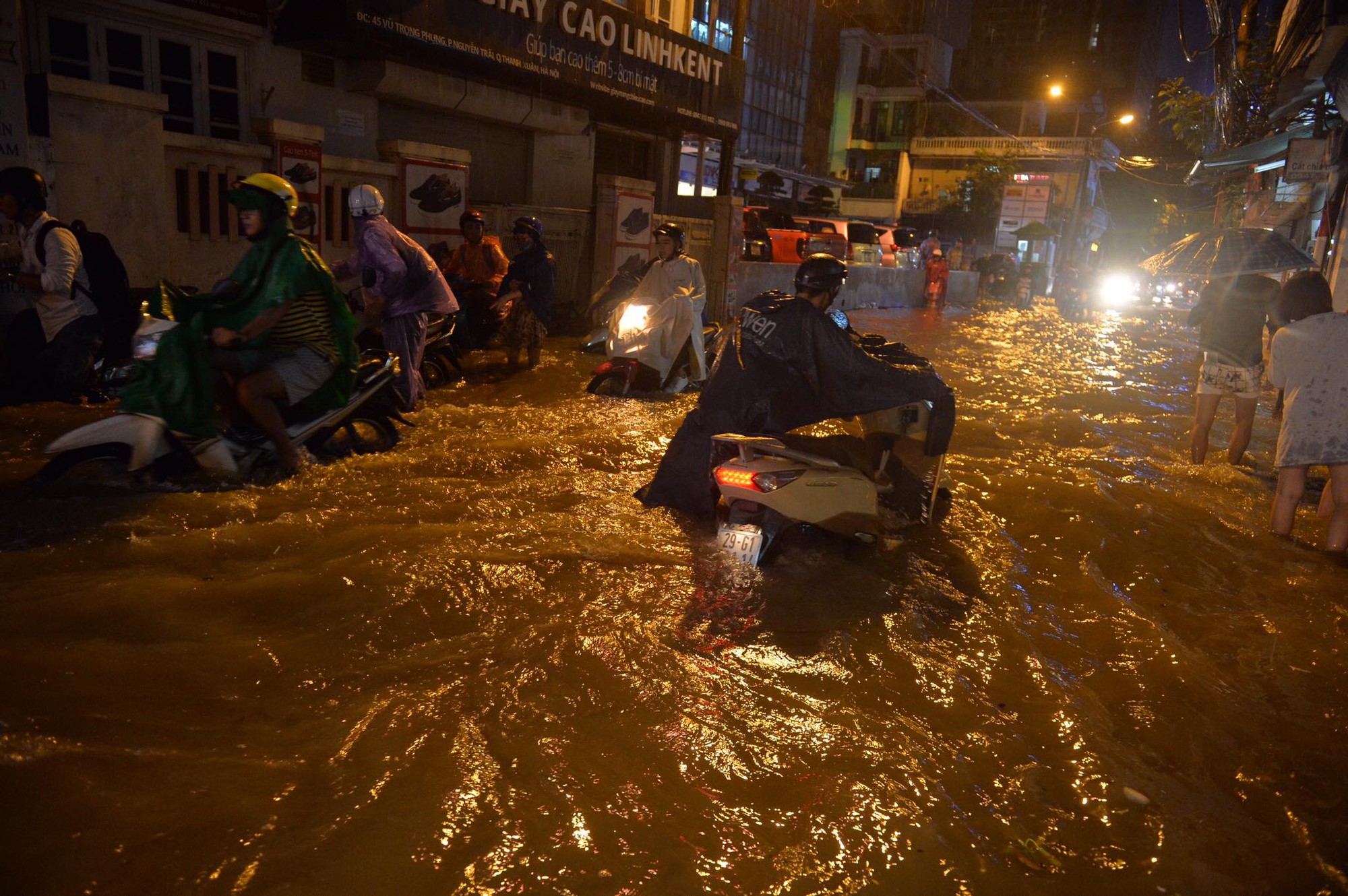 Dân công sở Hà Nội than trời trong ngày mưa ngập và tắc kinh hoàng: Có vài km mà mất tới 2, thậm chí 3 tiếng đồng hồ mới về đến nhà - Ảnh 3.