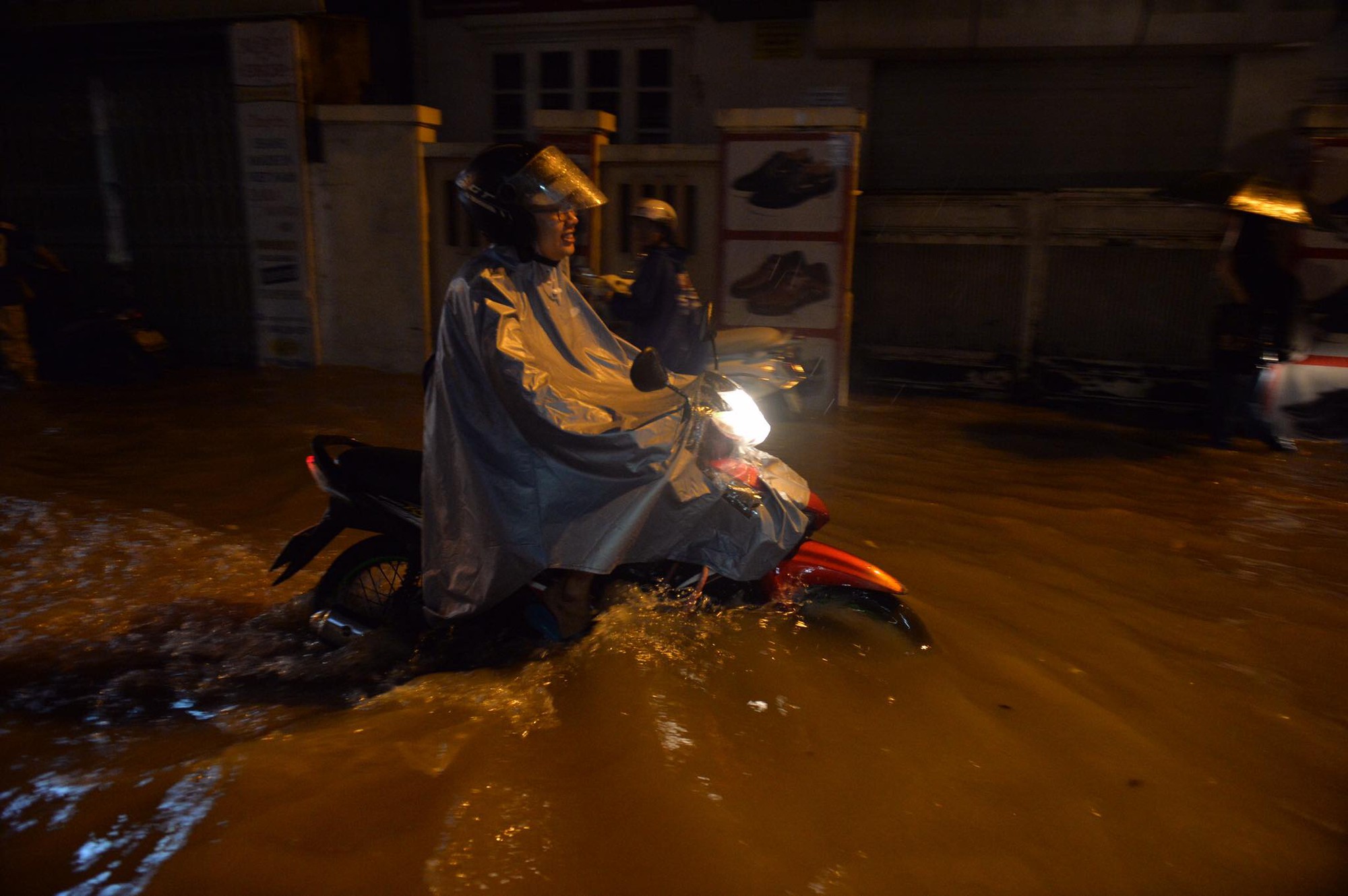 Dân công sở Hà Nội than trời trong ngày mưa ngập và tắc kinh hoàng: Có vài km mà mất tới 2, thậm chí 3 tiếng đồng hồ mới về đến nhà - Ảnh 7.