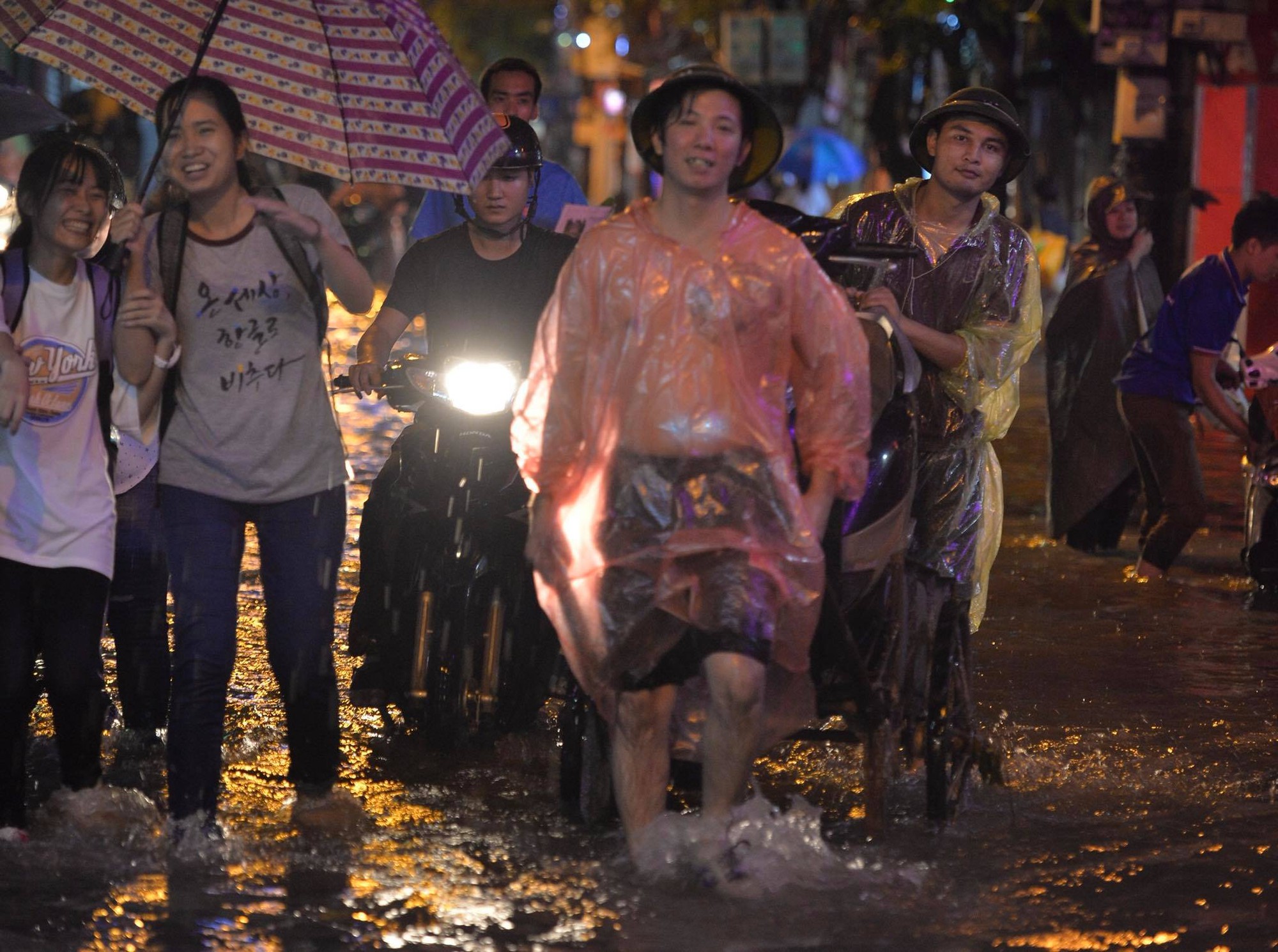 Dân công sở Hà Nội than trời trong ngày mưa ngập và tắc kinh hoàng: Có vài km mà mất tới 2, thậm chí 3 tiếng đồng hồ mới về đến nhà - Ảnh 6.