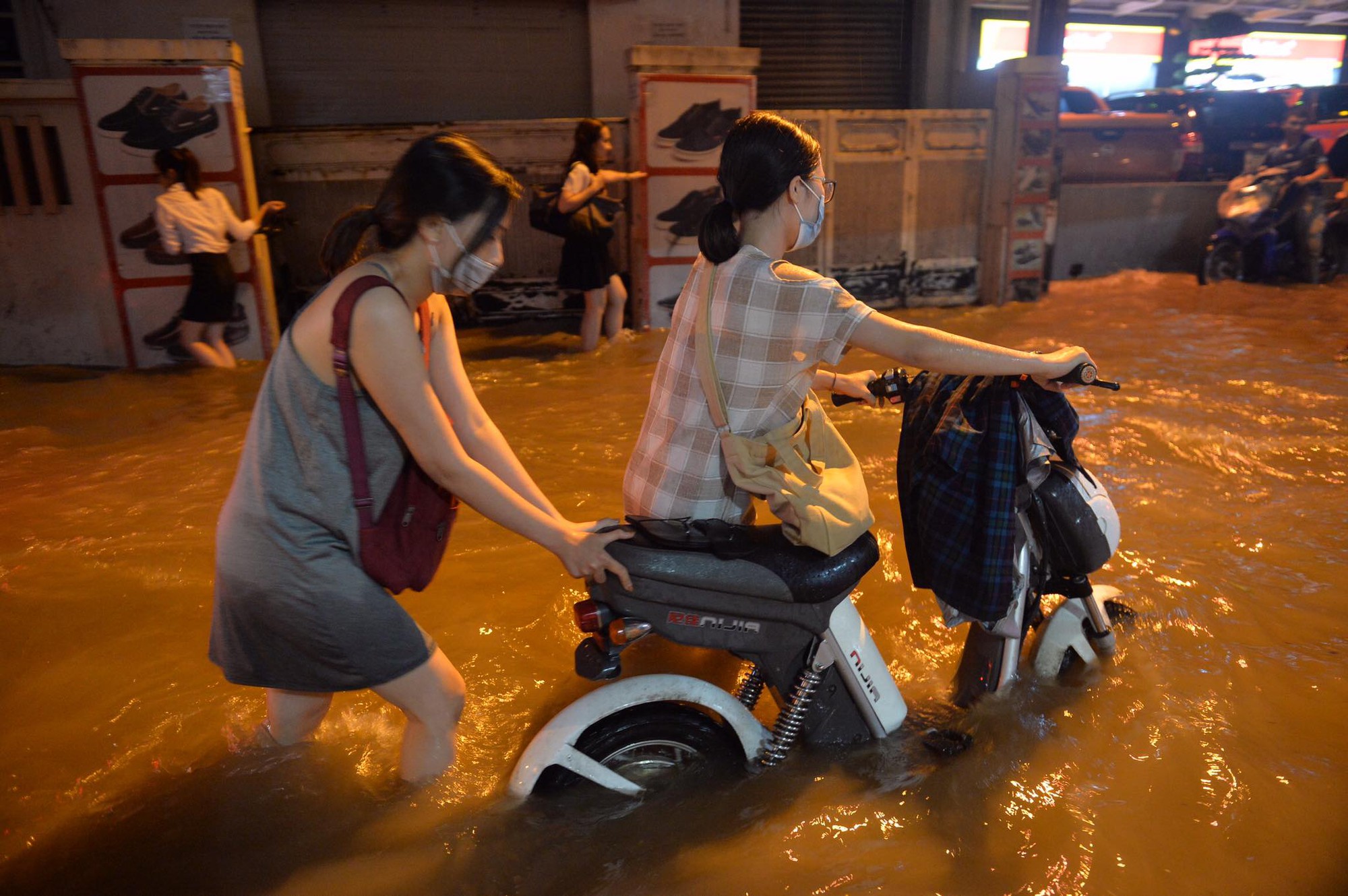 Dân công sở Hà Nội than trời trong ngày mưa ngập và tắc kinh hoàng: Có vài km mà mất tới 2, thậm chí 3 tiếng đồng hồ mới về đến nhà - Ảnh 4.