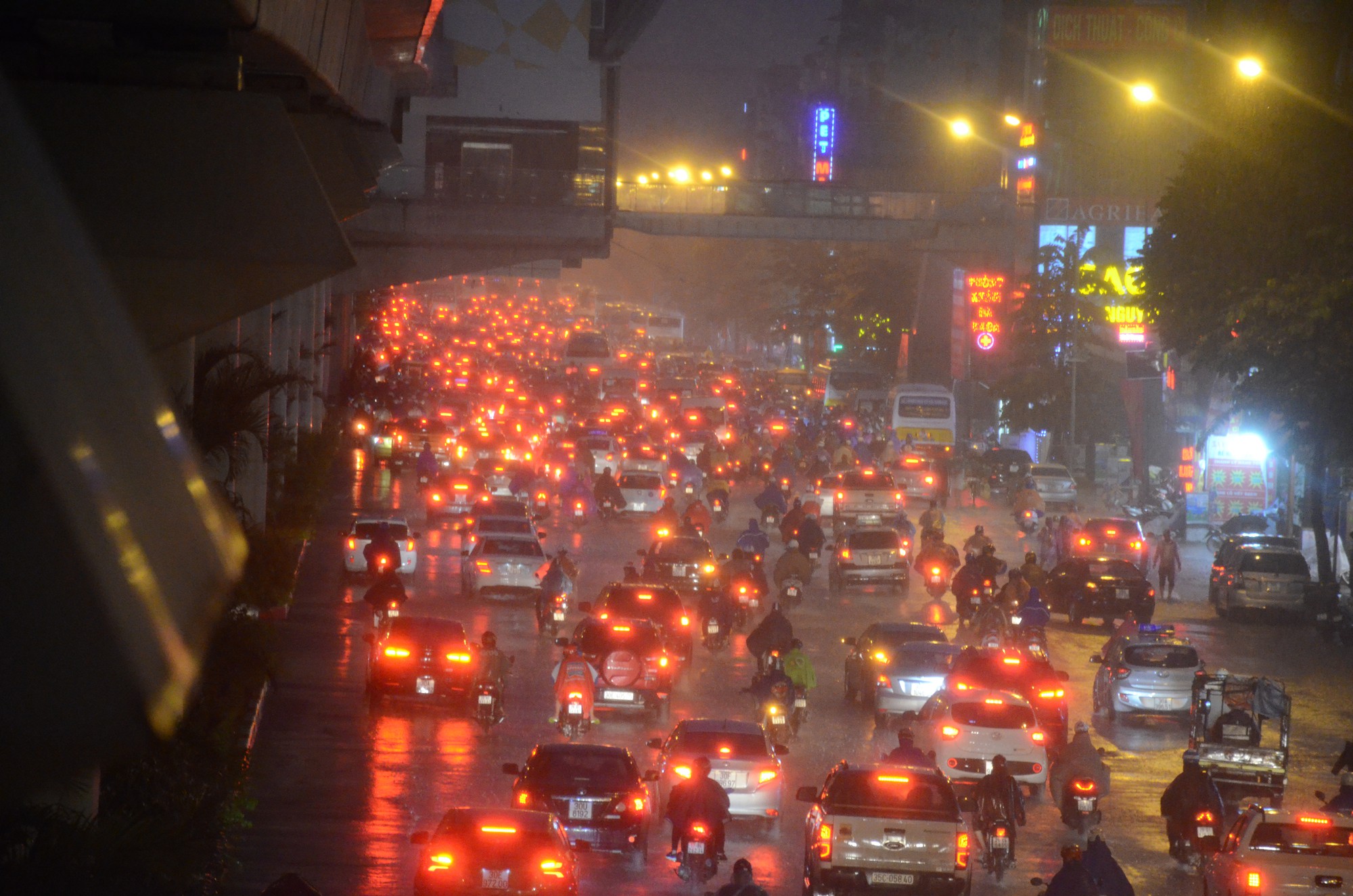 Đang ngập hàng loạt tuyến phố ở Hà Nội, giao thông tắc nghẽn kinh hoàng suốt nhiều giờ - Ảnh 3. Đang ngập hàng loạt tuyến phố ở Hà Nội, giao thông tắc nghẽn kinh hoàng suốt nhiều giờ 1