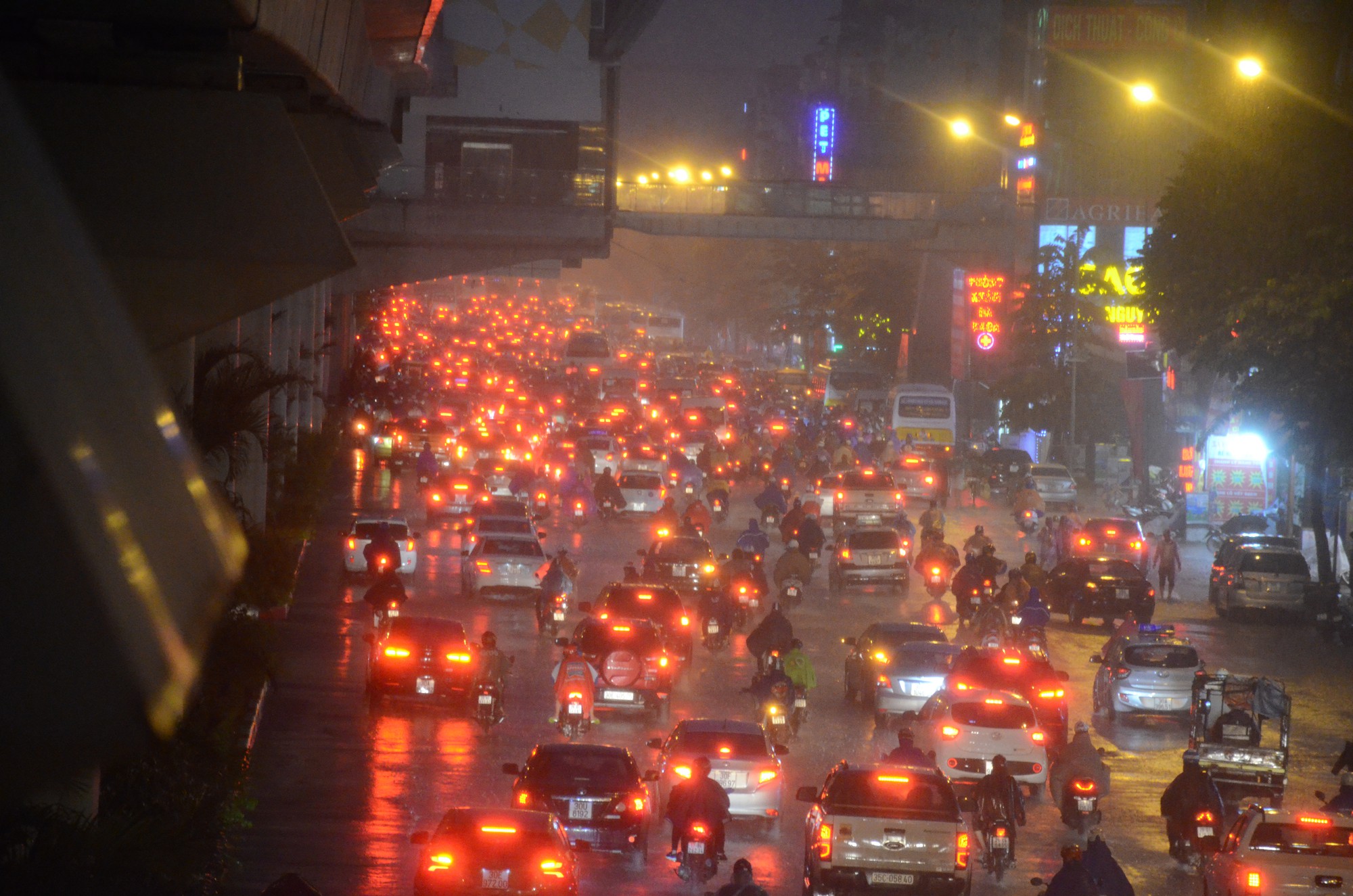 Đang ngập hàng loạt tuyến phố ở Hà Nội, giao thông tắc nghẽn kinh hoàng suốt nhiều giờ - Ảnh 3.