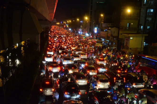 Đang ngập hàng loạt tuyến phố ở Hà Nội, giao thông tắc nghẽn kinh hoàng suốt nhiều giờ 4