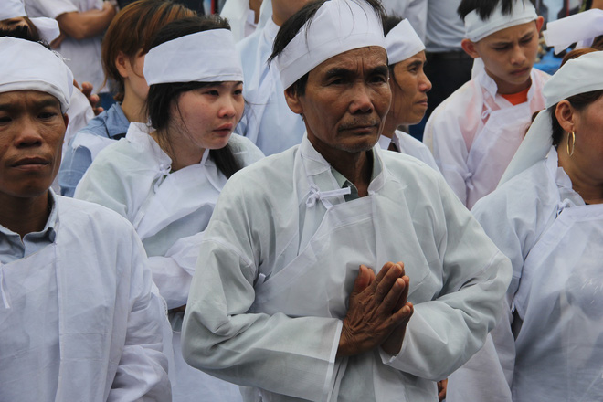 Vụ tai nạn thảm khốc 13 người chết: Áo tang trắng vùng quê nghèo miền Trung - Ảnh 5.