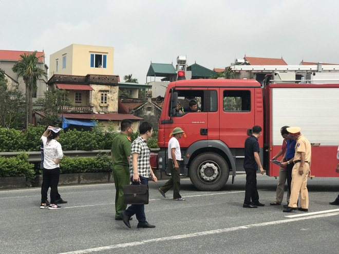 Dựng lại hiện trường vụ xe khách đâm xe cứu hoả khiến 1 chiến sỹ cảnh sát PCCC tử vong - Ảnh 11.