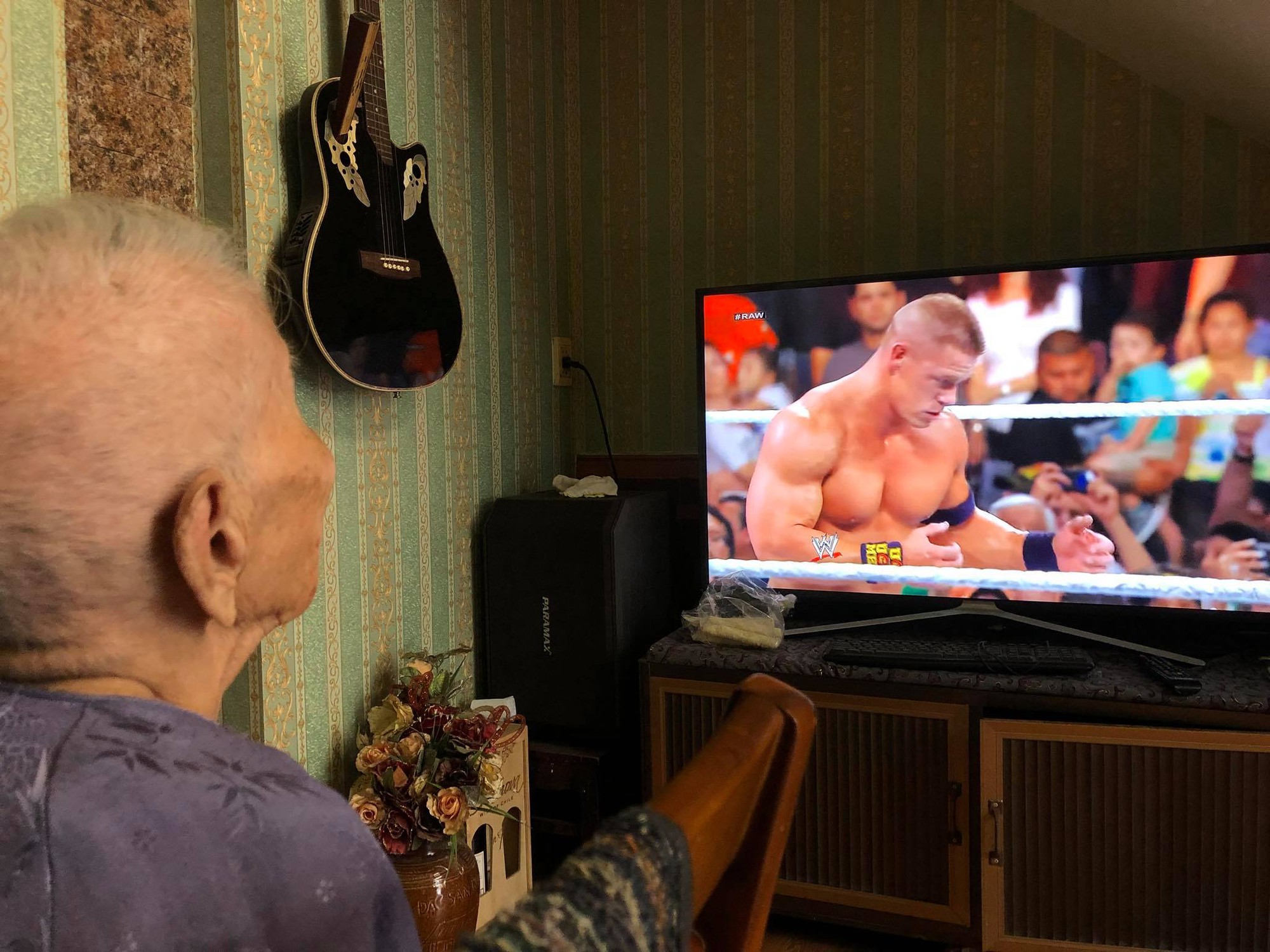 Cụ bà 98 tuổi vẫn mê xem đấu vật WWE, đặc biệt hâm mộ John Cena vì trận nào cũng bị đánh nên thương - Ảnh 2.