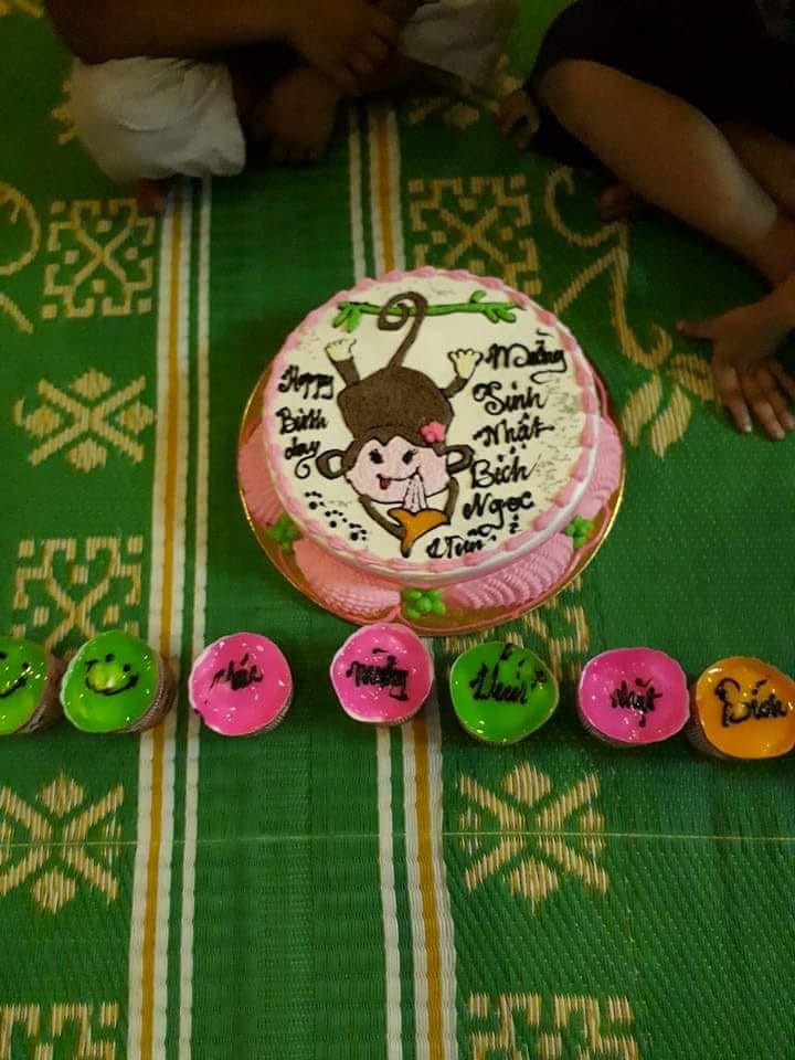 Đặt bánh sinh nhật vẽ hình con khỉ cho em 2 tuổi, đến khi mang về, chị gái liền được phen kinh hồn vì hiện thực khác quá xa tưởng tượng - Ảnh 7.