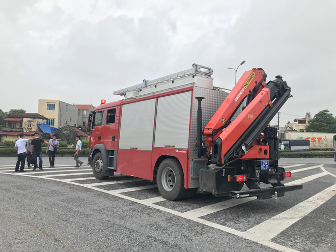 Dựng lại hiện trường vụ xe khách đâm xe cứu hoả khiến 1 chiến sỹ cảnh sát PCCC tử vong - Ảnh 7. Dựng lại hiện trường vụ xe khách đâm xe cứu hoả khiến 1 chiến sỹ cảnh sát PCCC tử vong - Ảnh 7.