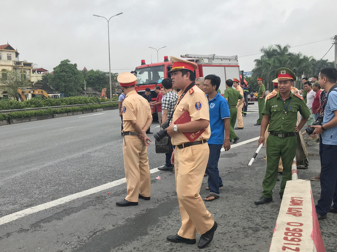 Dựng lại hiện trường vụ xe khách đâm xe cứu hoả khiến 1 chiến sỹ cảnh sát PCCC tử vong - Ảnh 15. Dựng lại hiện trường vụ xe khách đâm xe cứu hoả khiến 1 chiến sỹ cảnh sát PCCC tử vong - Ảnh 15.