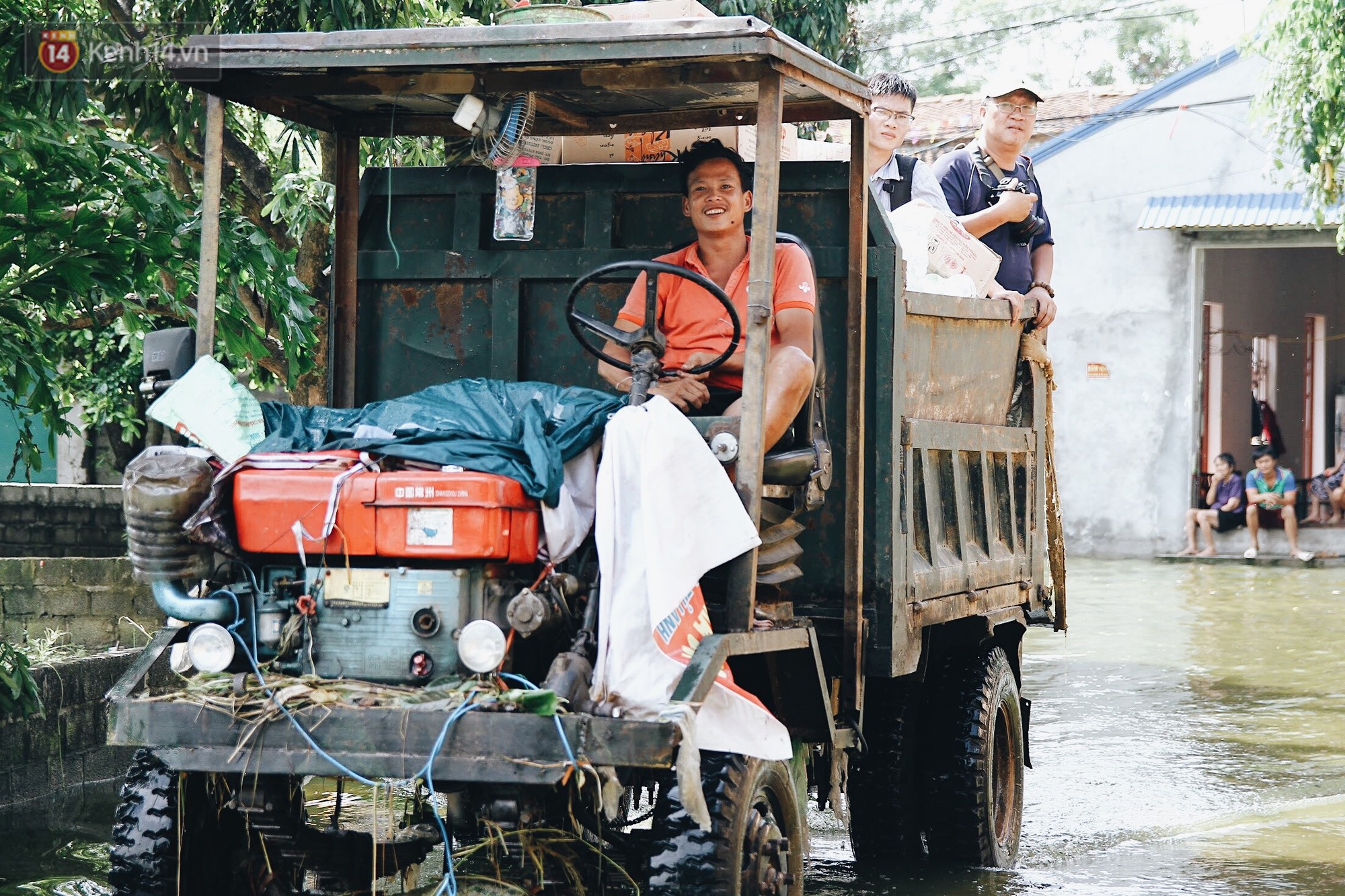 Những ngày lênh đênh ở Chương Mỹ: Trâu bò lặn ngụp, vịt trèo lên những mái nhà khi nước dâng đến tận nóc - Ảnh 5. Những ngày lênh đênh ở Chương Mỹ: Trâu bò lặn ngụp, vịt trèo lên những mái nhà khi nước dâng đến tận nóc 5