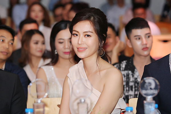 Hoa hậu Thu Ngân tái xuất, sánh bước bên Ngọc Tình trên thảm đỏ 'Ngôi sao danh vọng' 7