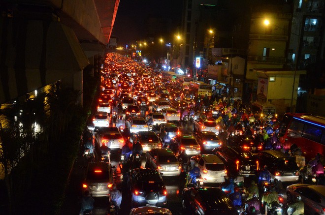 Cơn mưa lớn biến hàng loạt tuyến phố ở Hà Nội trở thành 'sông', giao thông tê liệt suốt nhiều giờ 1