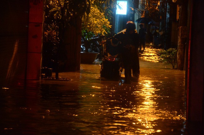 Cơn mưa lớn biến hàng loạt tuyến phố ở Hà Nội trở thành 'sông', giao thông tê liệt suốt nhiều giờ 11