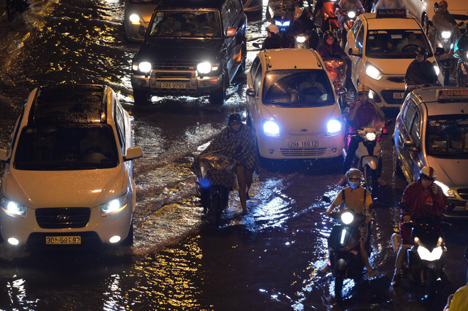 Cơn mưa lớn biến hàng loạt tuyến phố ở Hà Nội trở thành 'sông', giao thông tê liệt suốt nhiều giờ 12