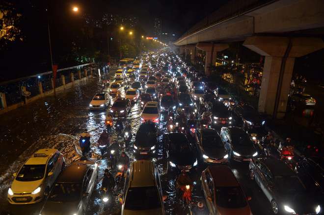 Cơn mưa lớn biến hàng loạt tuyến phố ở Hà Nội trở thành 'sông', giao thông tê liệt suốt nhiều giờ 14