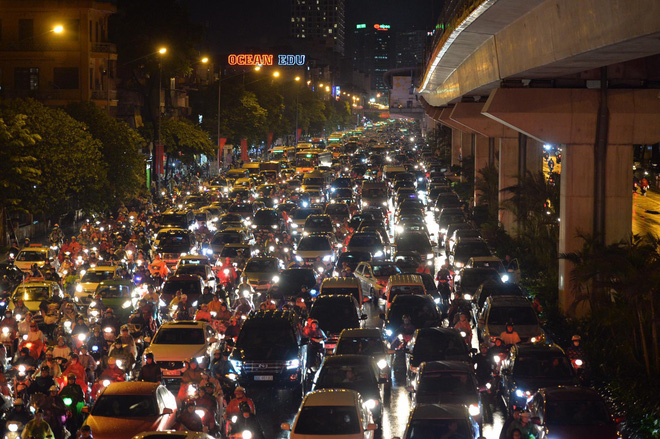 Ngập hàng loạt tuyến phố ở Hà Nội, giao thông tắc nghẽn kinh hoàng suốt nhiều giờ - Ảnh 9.