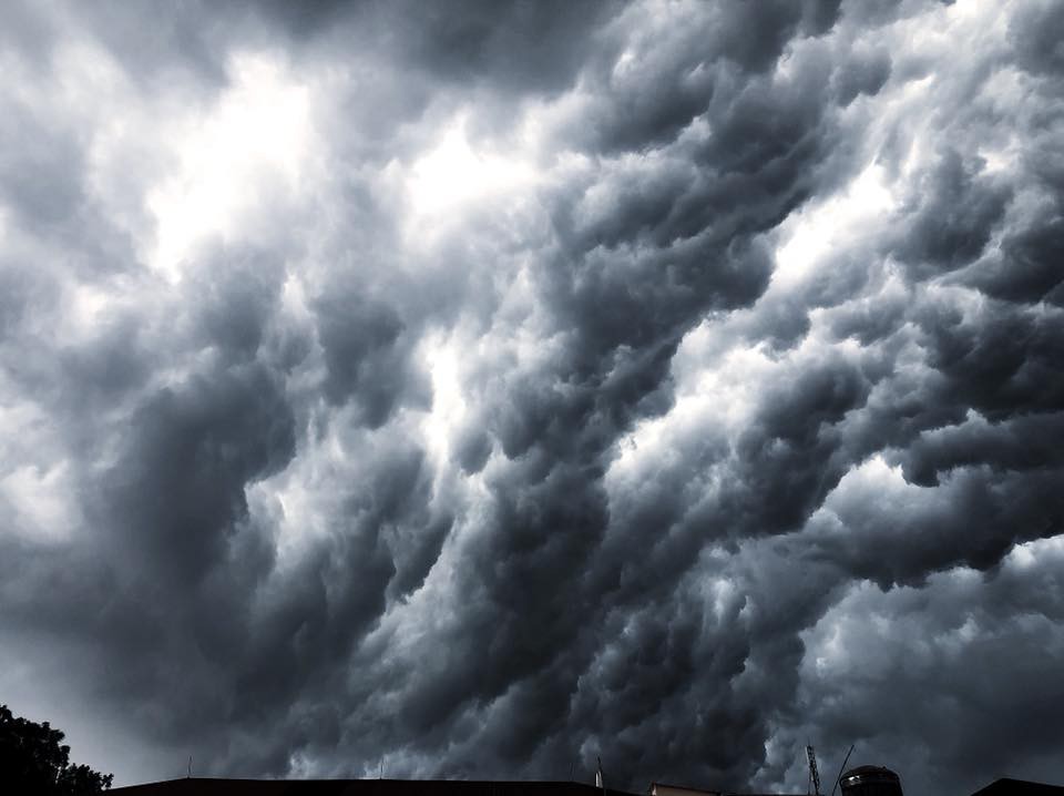 Hà Nội: Mây đen kéo đến phủ kín bầu trời thu đô như trong phim viễn tưởng - Ảnh 7.