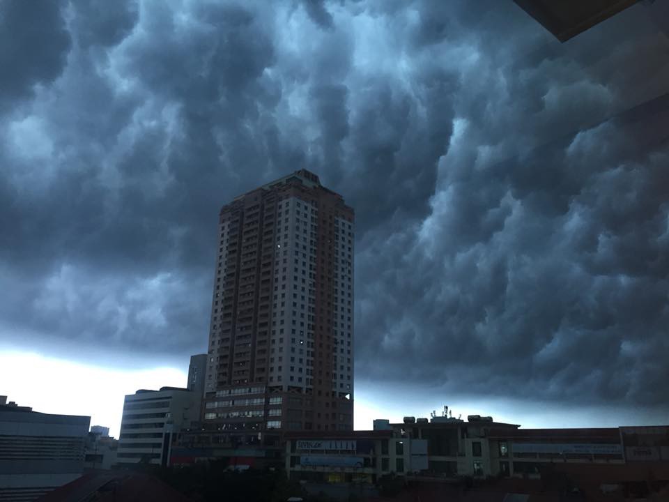 Hà Nội: Mây đen kéo đến phủ kín bầu trời thu đô như trong phim viễn tưởng - Ảnh 8.