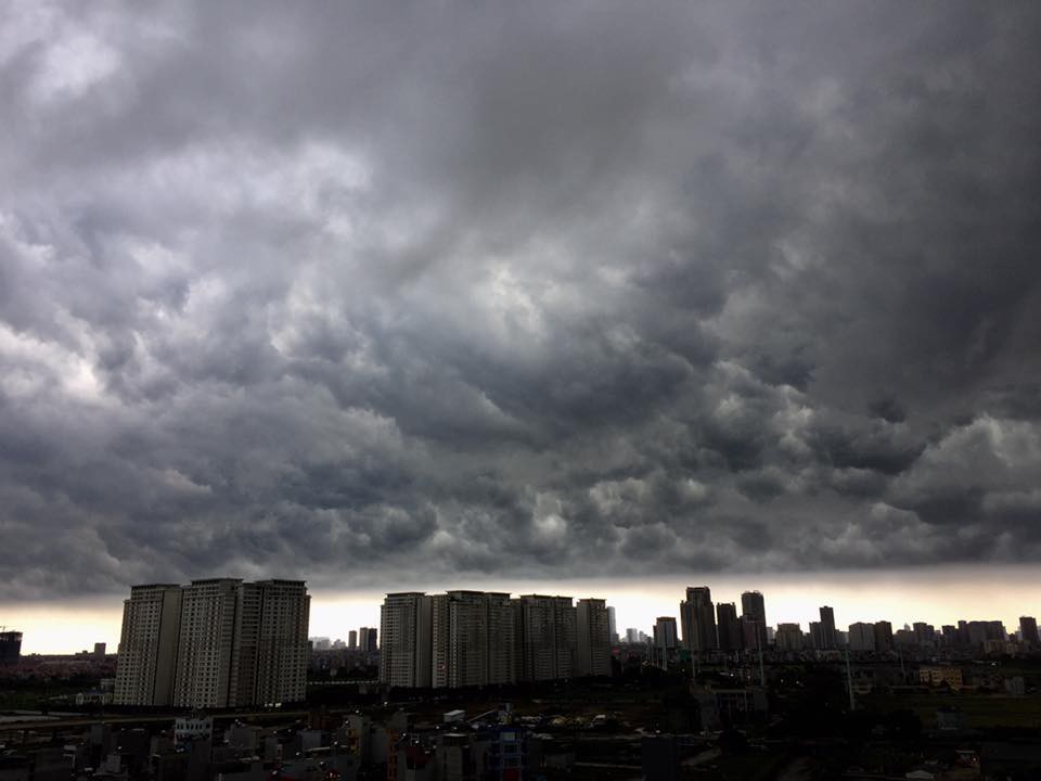 Hà Nội: Mây đen kéo đến phủ kín bầu trời thu đô như trong phim viễn tưởng - Ảnh 10.