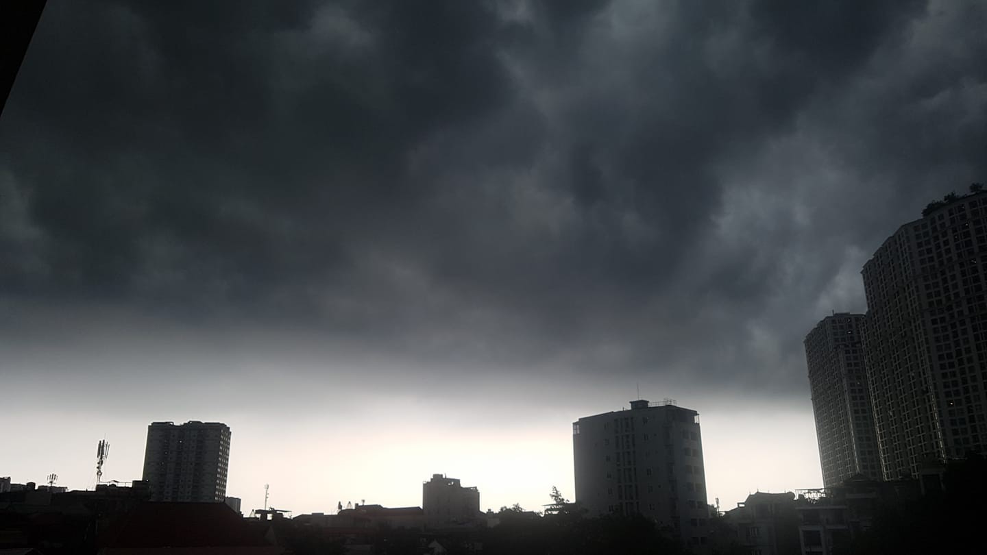 Hà Nội: Mây đen kéo đến phủ kín bầu trời thu đô như trong phim viễn tưởng - Ảnh 14.