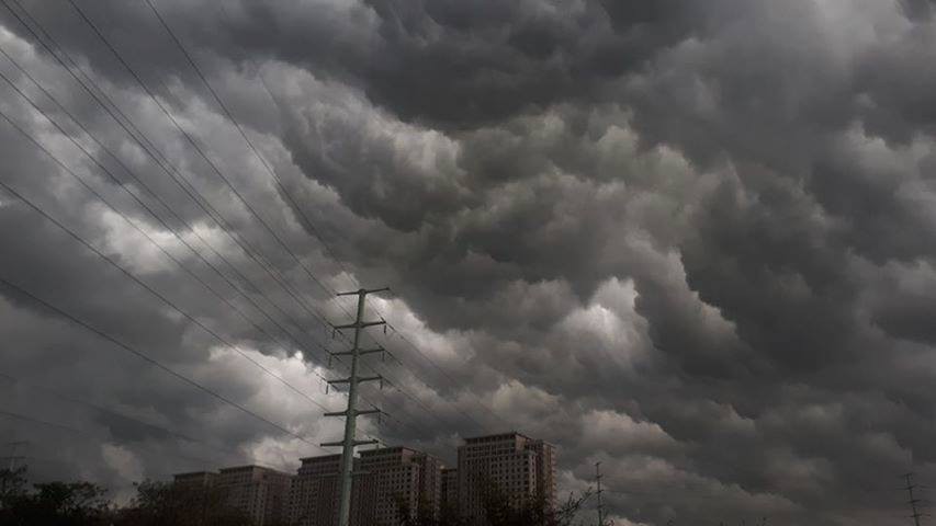 Hà Nội: Mây đen kéo đến phủ kín bầu trời thu đô như trong phim viễn tưởng - Ảnh 1.