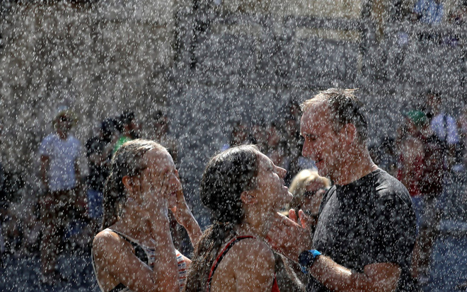 24h qua ảnh: Người dân Czech tránh nắng kỷ lục bằng máy xịt nước 5