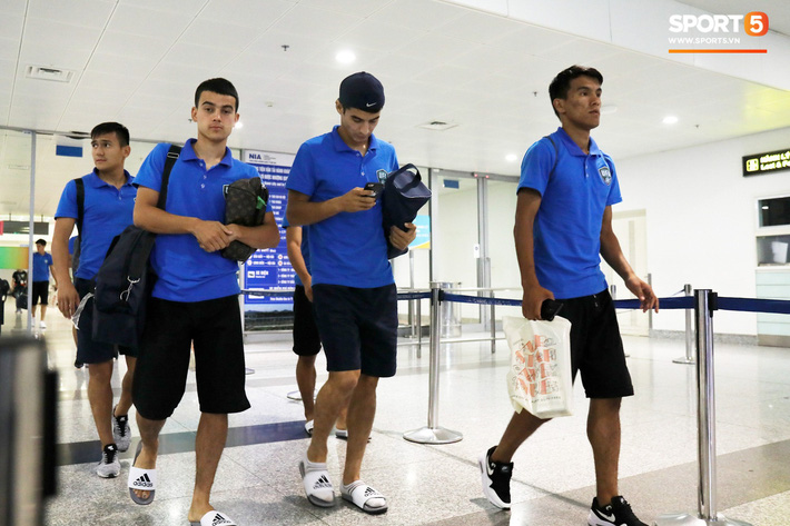 U23 Uzbekistan đã có mặt tại Hà Nội, sẵn sáng tái đấu với U23 Việt Nam - Ảnh 3.