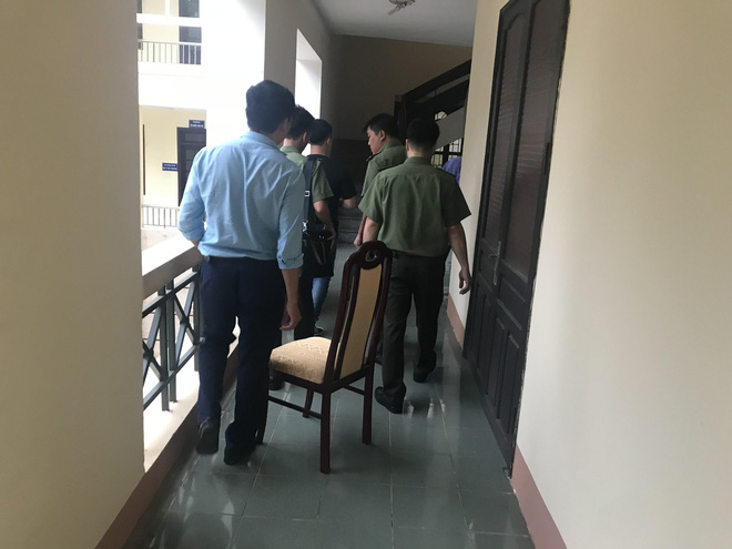 Khám xét nơi ở của hiệu phó vừa bị khởi tố trong vụ sai phạm điểm thi ở Hòa Bình - Ảnh 13. Khám xét nơi ở của hiệu phó vừa bị khởi tố trong vụ sai phạm điểm thi ở Hòa Bình 13