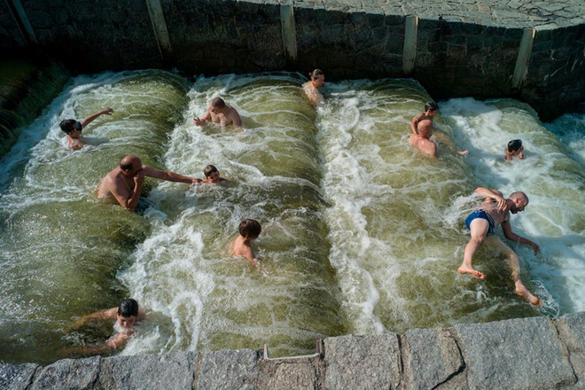 24h qua ảnh: Bể bơi đông đặc người giữa nắng nóng khủng khiếp ở Hàn Quốc - Ảnh 8.