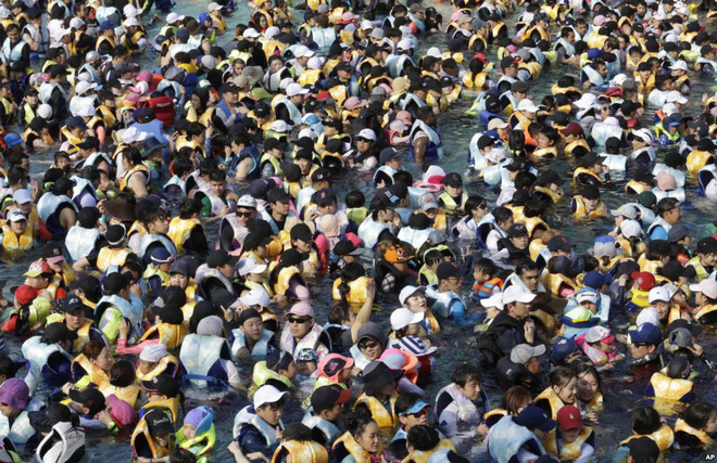 24h qua ảnh: Bể bơi đông đặc người giữa nắng nóng khủng khiếp ở Hàn Quốc - Ảnh 4.